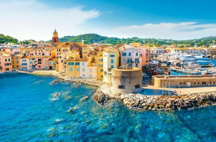 Plage de Pampelonne — dépose en van Mercedes à l’entrée d’un beach club