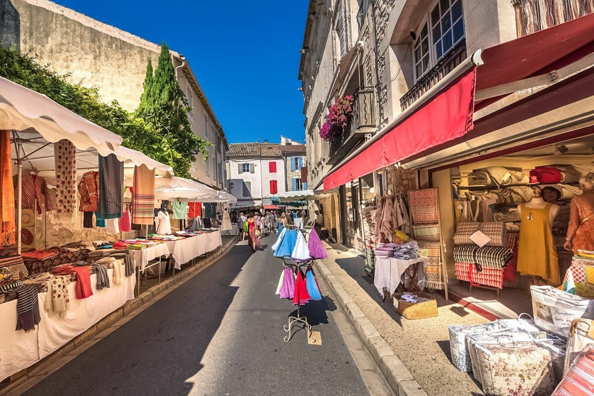 Shopping à Saint-Tropez — van Classe V pour sacs et achats
