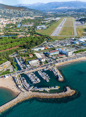Accueil FBO Cannes — chauffeur privé avec pancarte au terminal