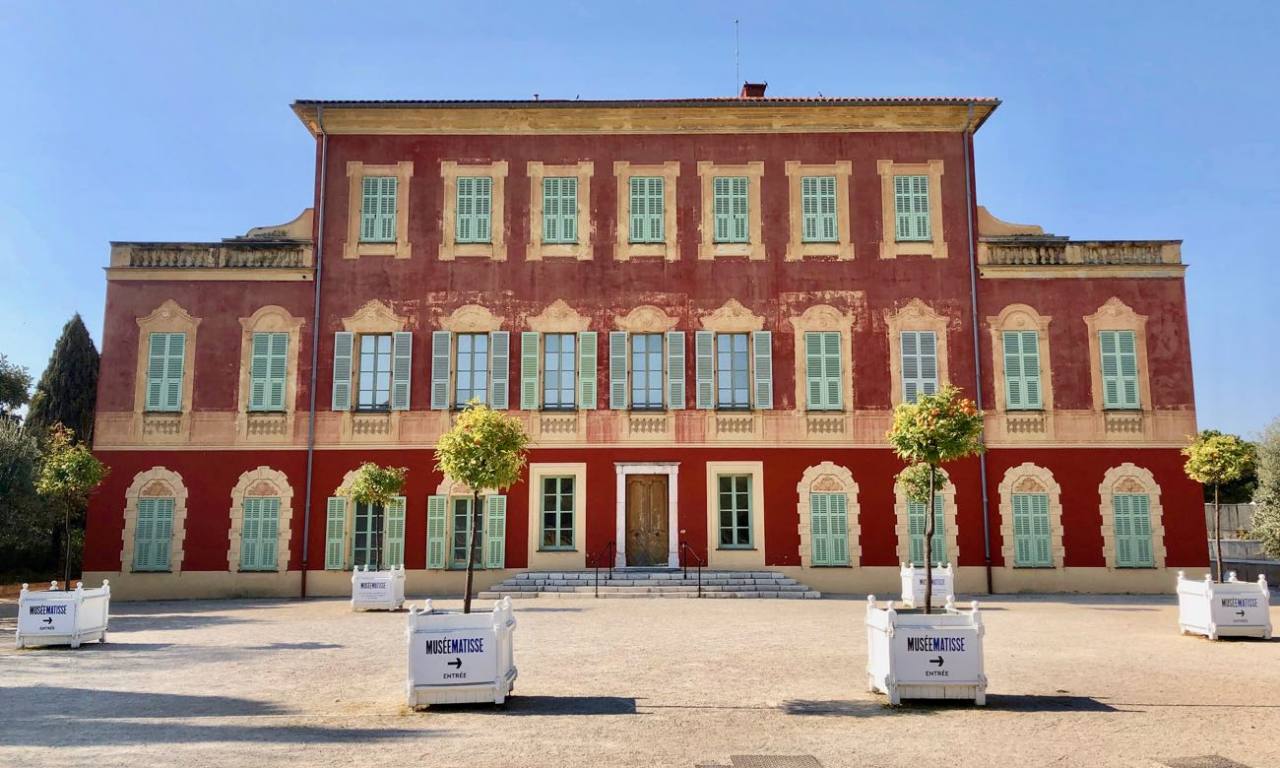 Entrée du MAMAC / Musée Matisse — visite avec chauffeur