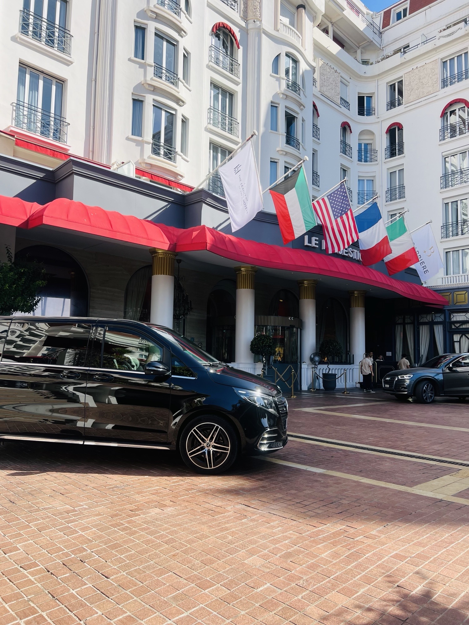 Van prenium mise a dispo devant hotel de luxe à Cannes