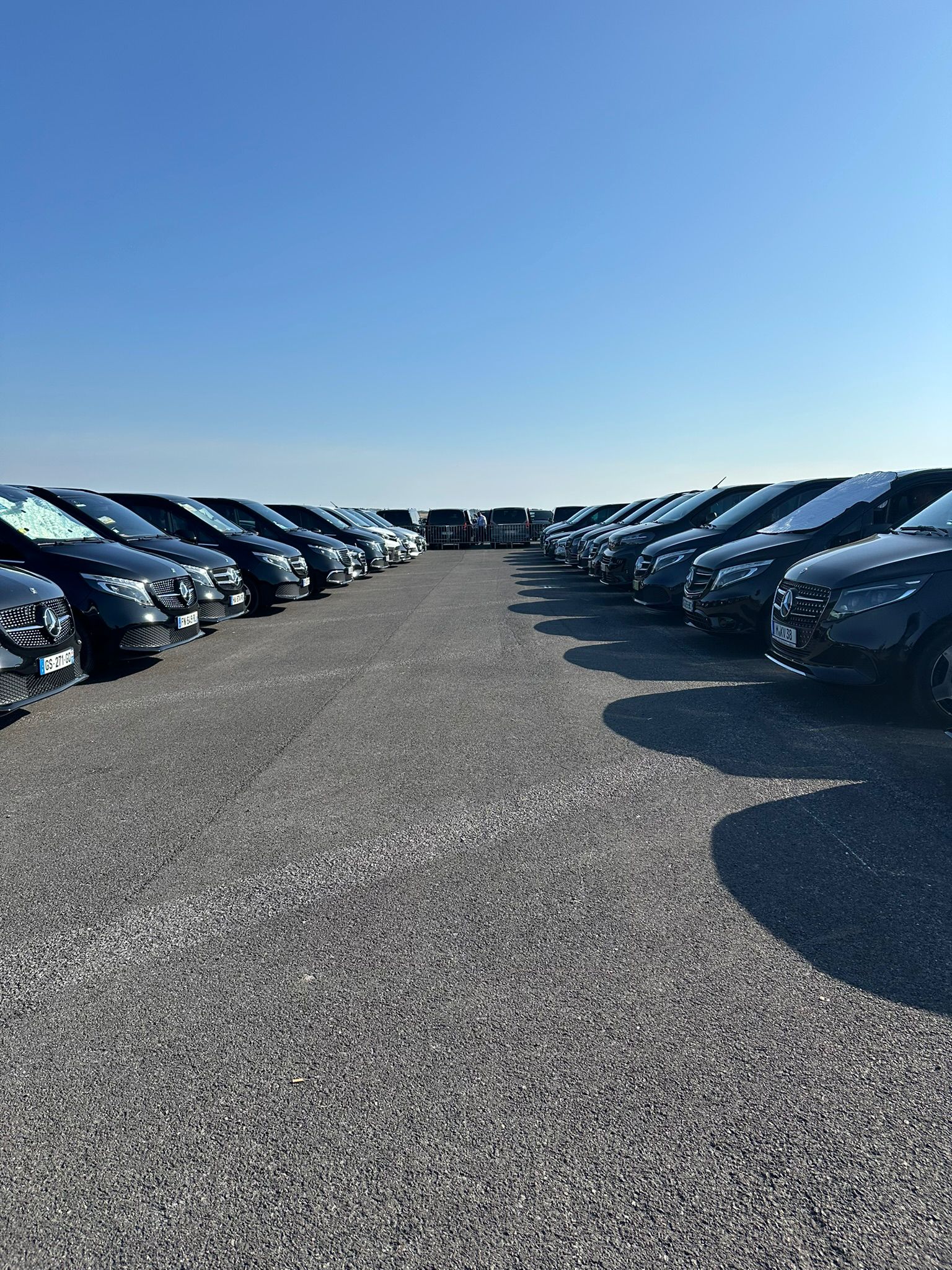 Chauffeur événement à Cannes — accueil pancarte à l’aéroport de Nice