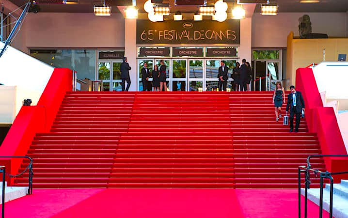 Navettes congrès à Cannes — vans devant le Palais des Festivals