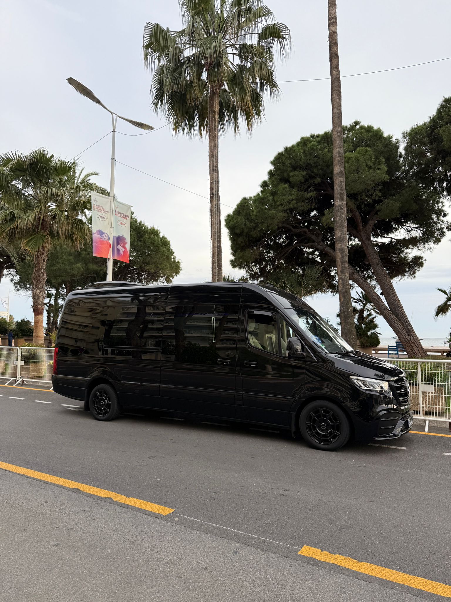 Navettes congrès à Cannes — vans devant le Palais des Festivals