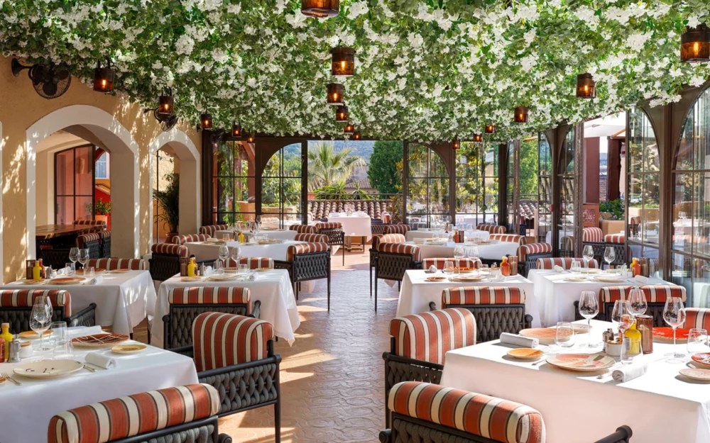 Vieille ville de Saint-Tropez — prise en charge à la place des Lices