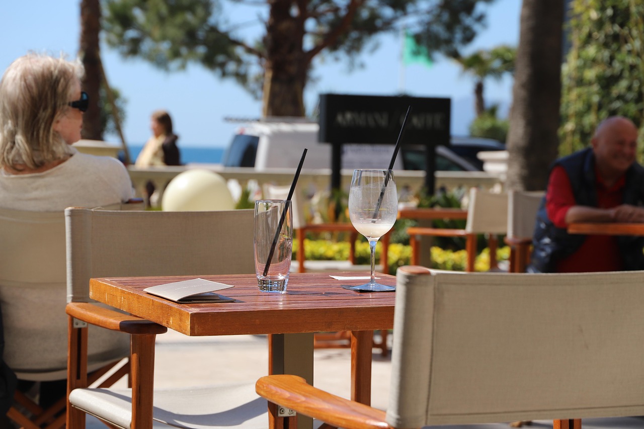 Chauffeur privé à Cannes — dépose devant un restaurant