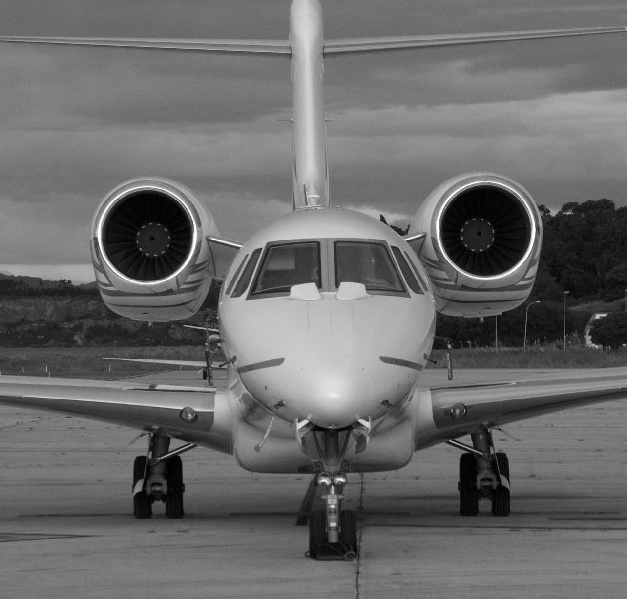 Chauffeur VTC aéroport Nice — accueil pancarte au terminal