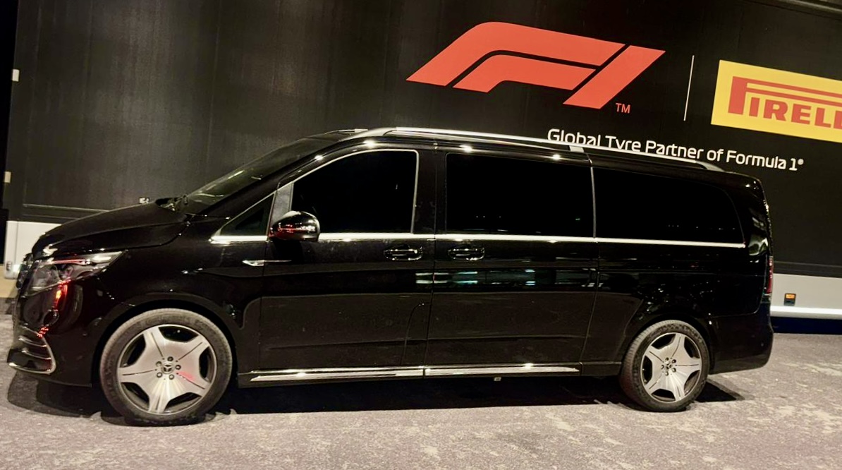 Prise en charge en gare de Cannes— chauffeur privé sur le quai