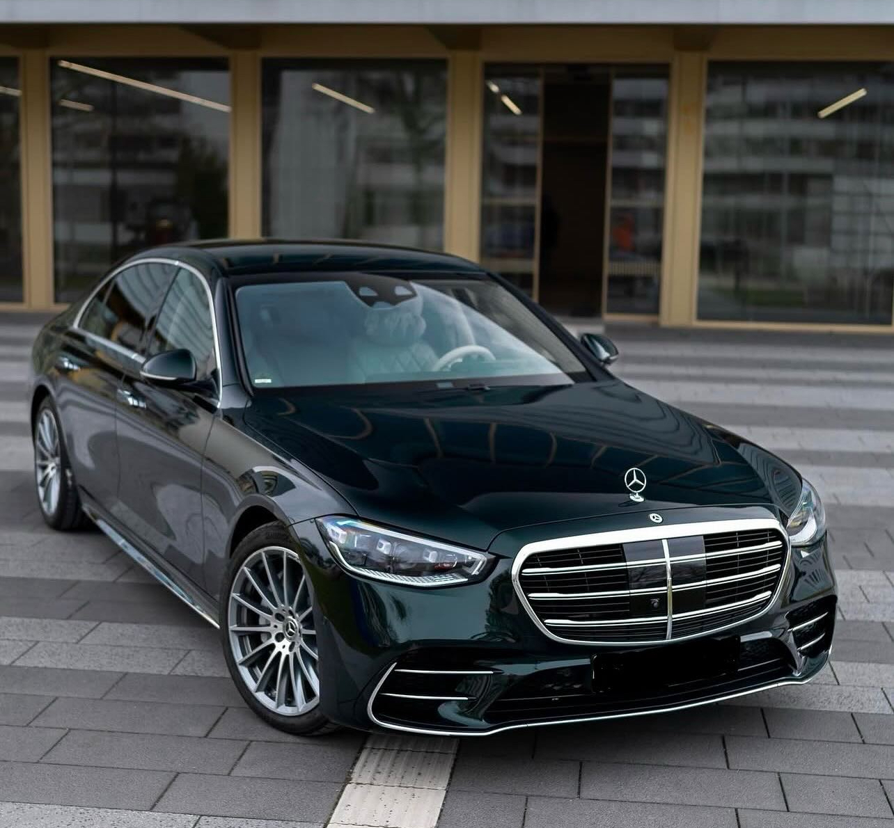Chauffeur privé bilingue FR/EN — accueil ponctuel et discret, service premium