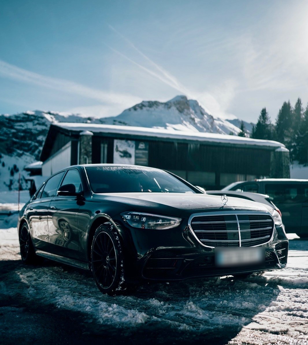 Mercedes Classe S devant un hôtel — chauffeur privé courchevel