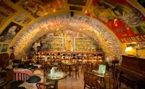 épose devant un restaurant à Juan-les-Pins — retour tardif sécurisé