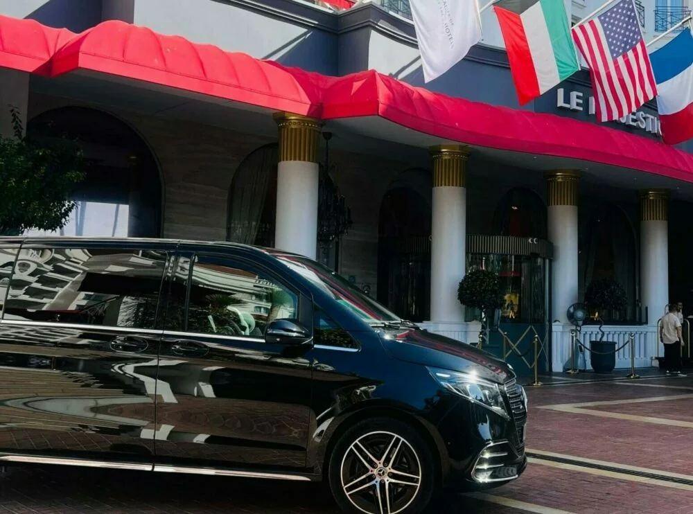 Mercedes Classe v devant un hôtel — chauffeur privé nice