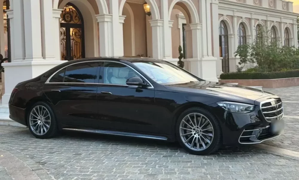 Chauffeur privé bilingue FR/EN — accueil ponctuel et discret, service premium