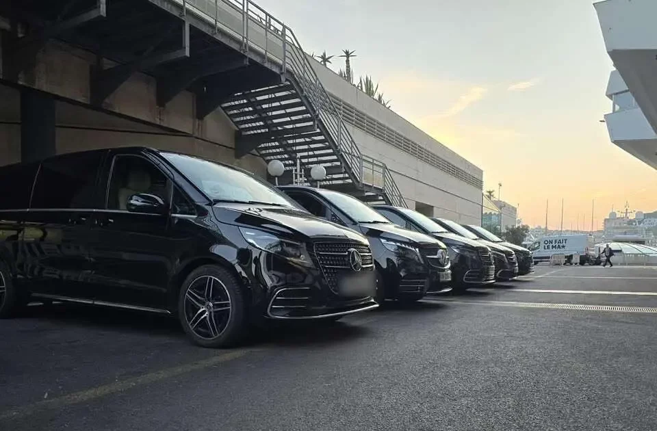Image d’un van Transfert Prime garé sur un lieu d’évènement à Nice, représentant le service de transport privé pour mariages, congrès et soirées VIP sur la Côte d’Azur.